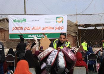 البنك الأهلي المصري يوزع 1000 بطانية على الأسر الأكثر احتياجًا بالفيوم
